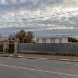 Sulla destra della strada veniamo invece attratti da una graziosa struttura del 1920 in pietra, simile a un castelletto, con finestre ad arco �goticheggianti� e una fine merlatura sul tetto